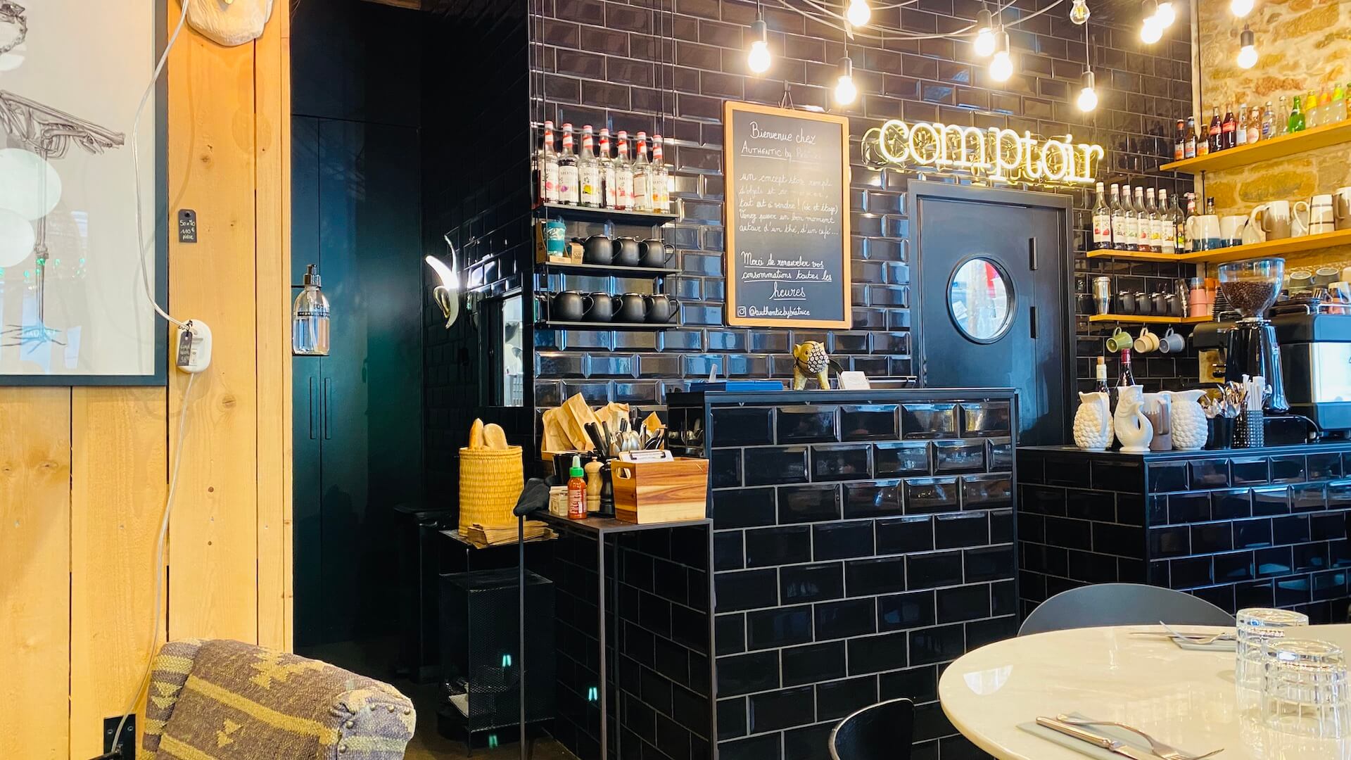 Authentic café et restaurant (fermé définitivement)