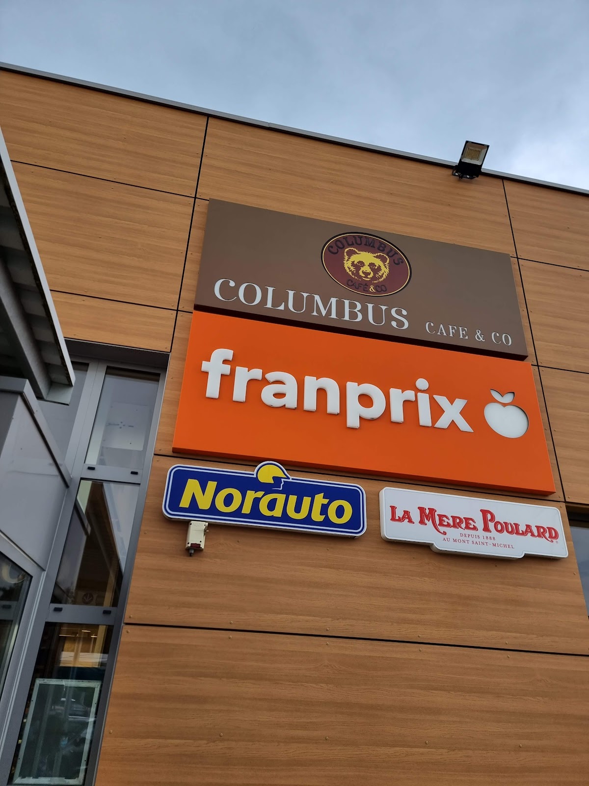 Columbus Café - Aire de la Ferté Saint-Aubin - Photo 5