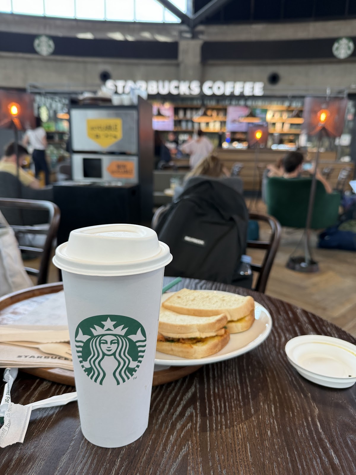 Starbucks Aéroport Lyon-Saint Exupéry - Photo 2