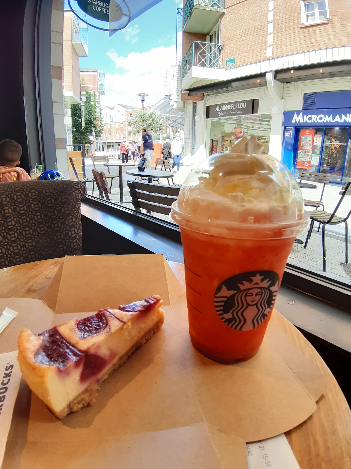 Starbucks Centre Commercial Saint-Quentin - Photo 2