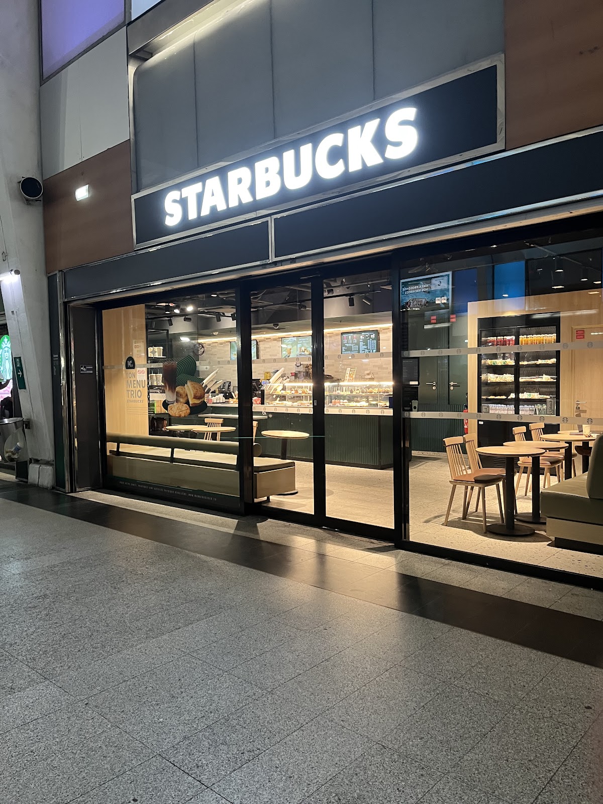 Starbucks La Défense - Photo 5