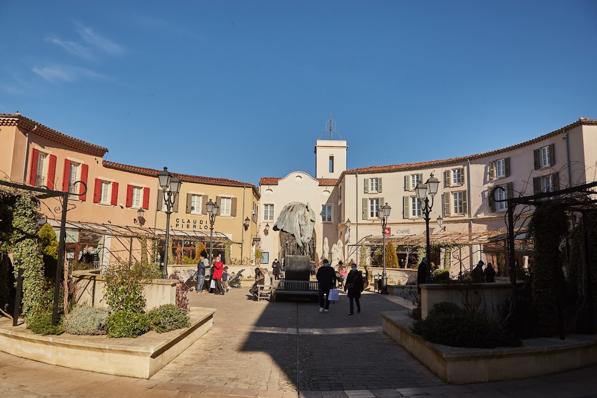 Starbucks Miramas Village des Marques - Photo 3