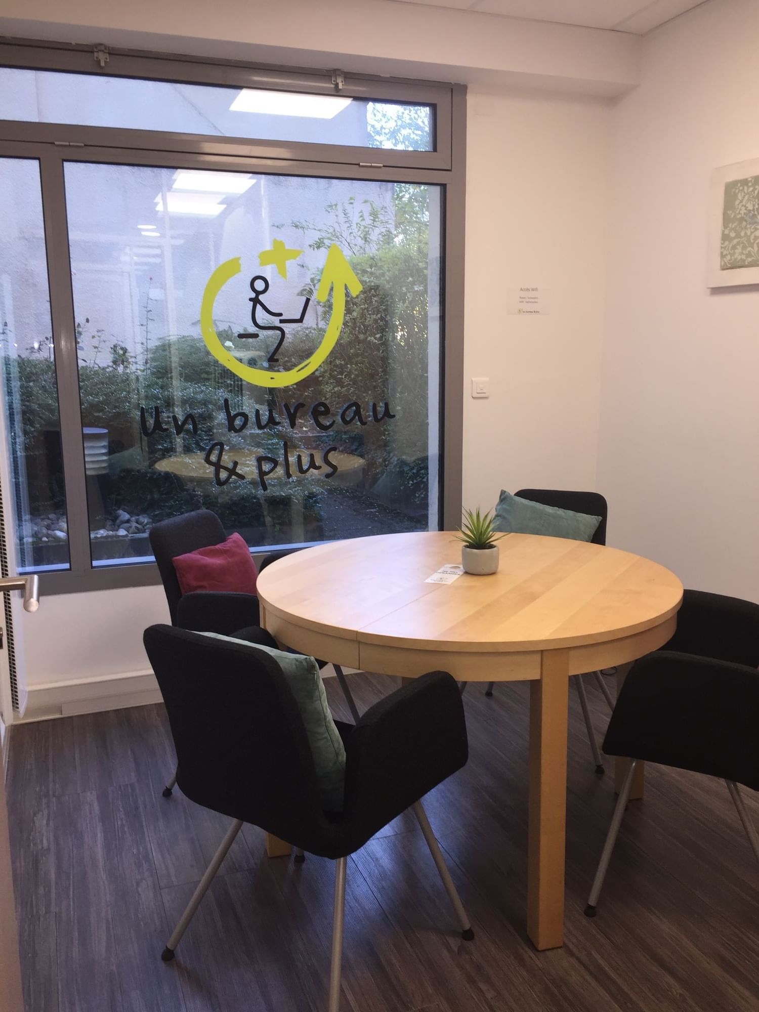 Un Bureau & Plus - Photo 2